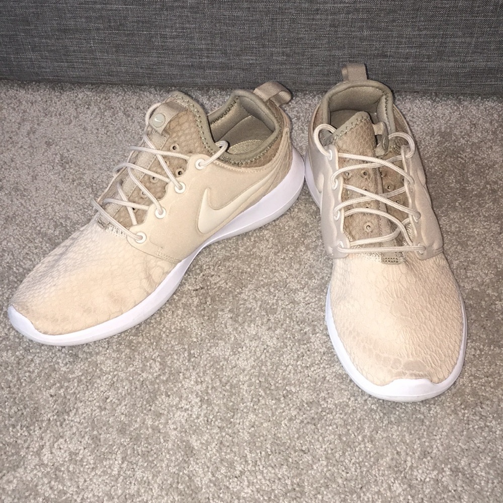 Tan Nike Roshe